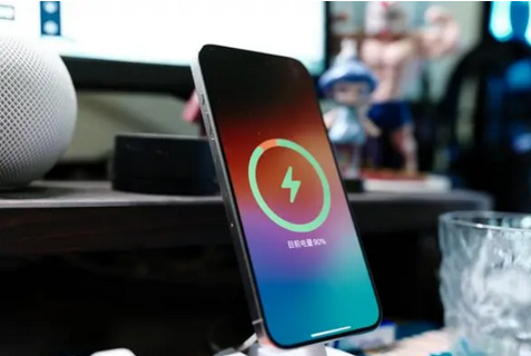 紫阳苹果15换屏服务分享用什么充电器给iPhone15充电更好 